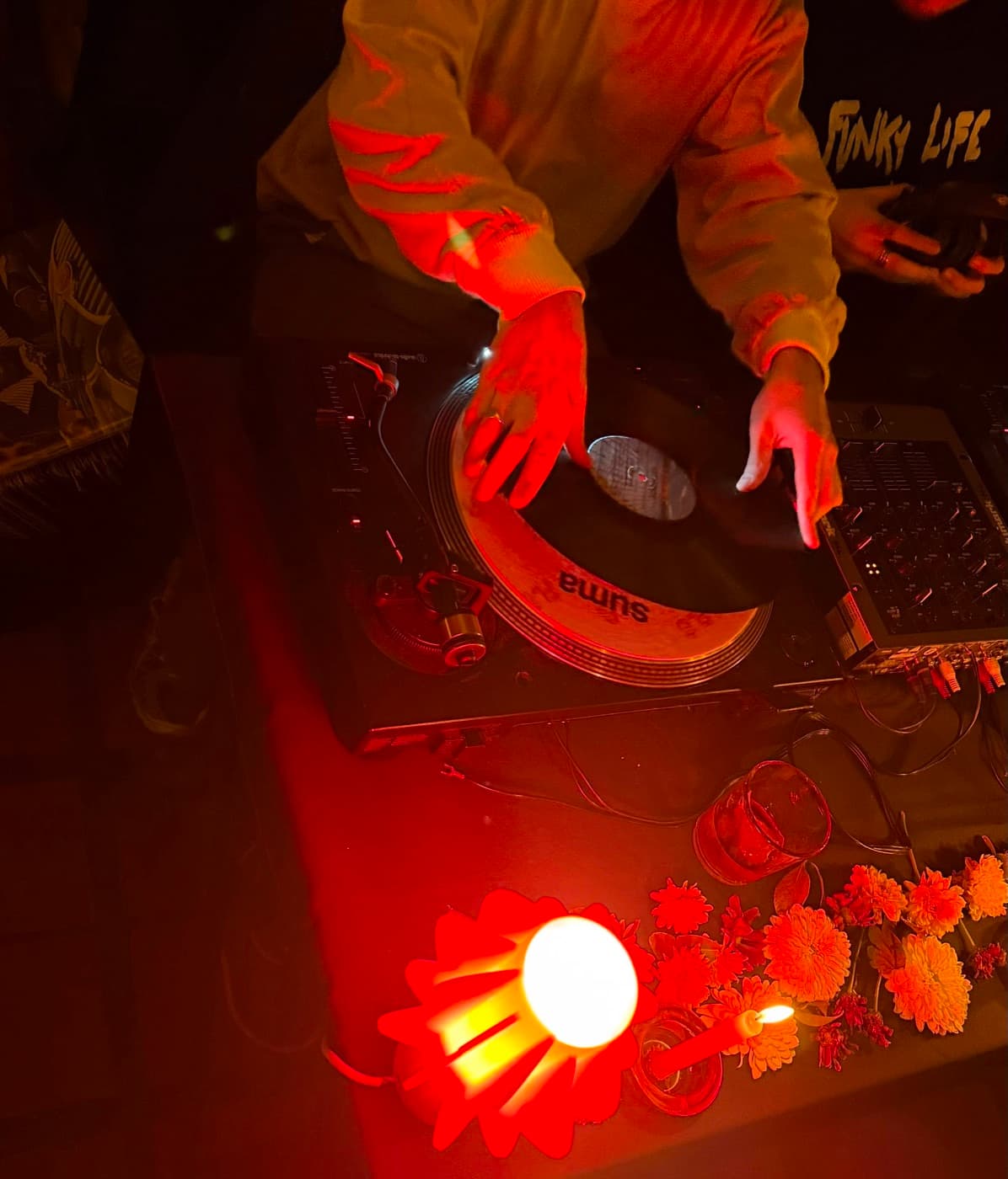 DJ tocando bajo luces rojas