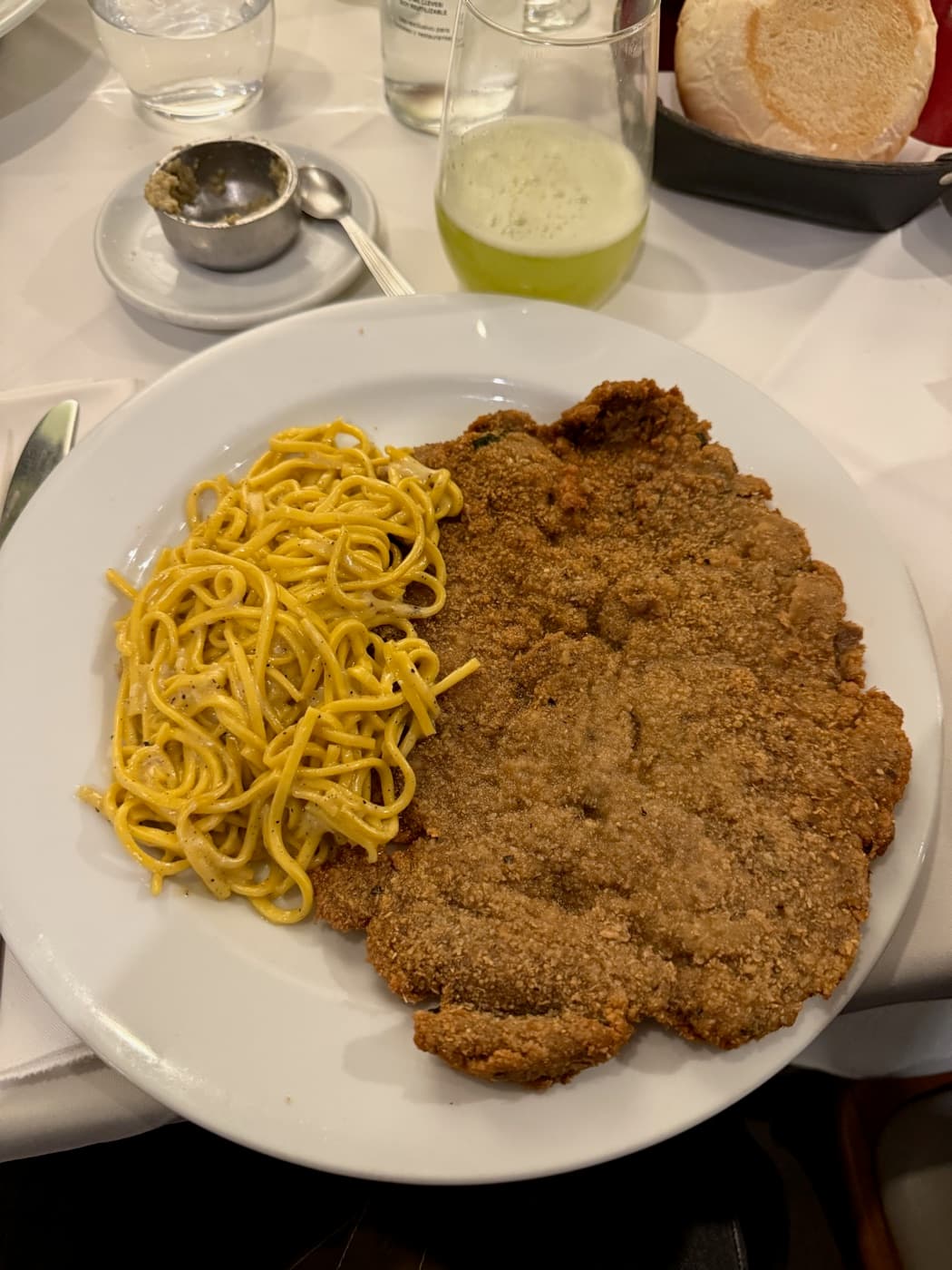 Milanesa con fideos en un bodegón porteño