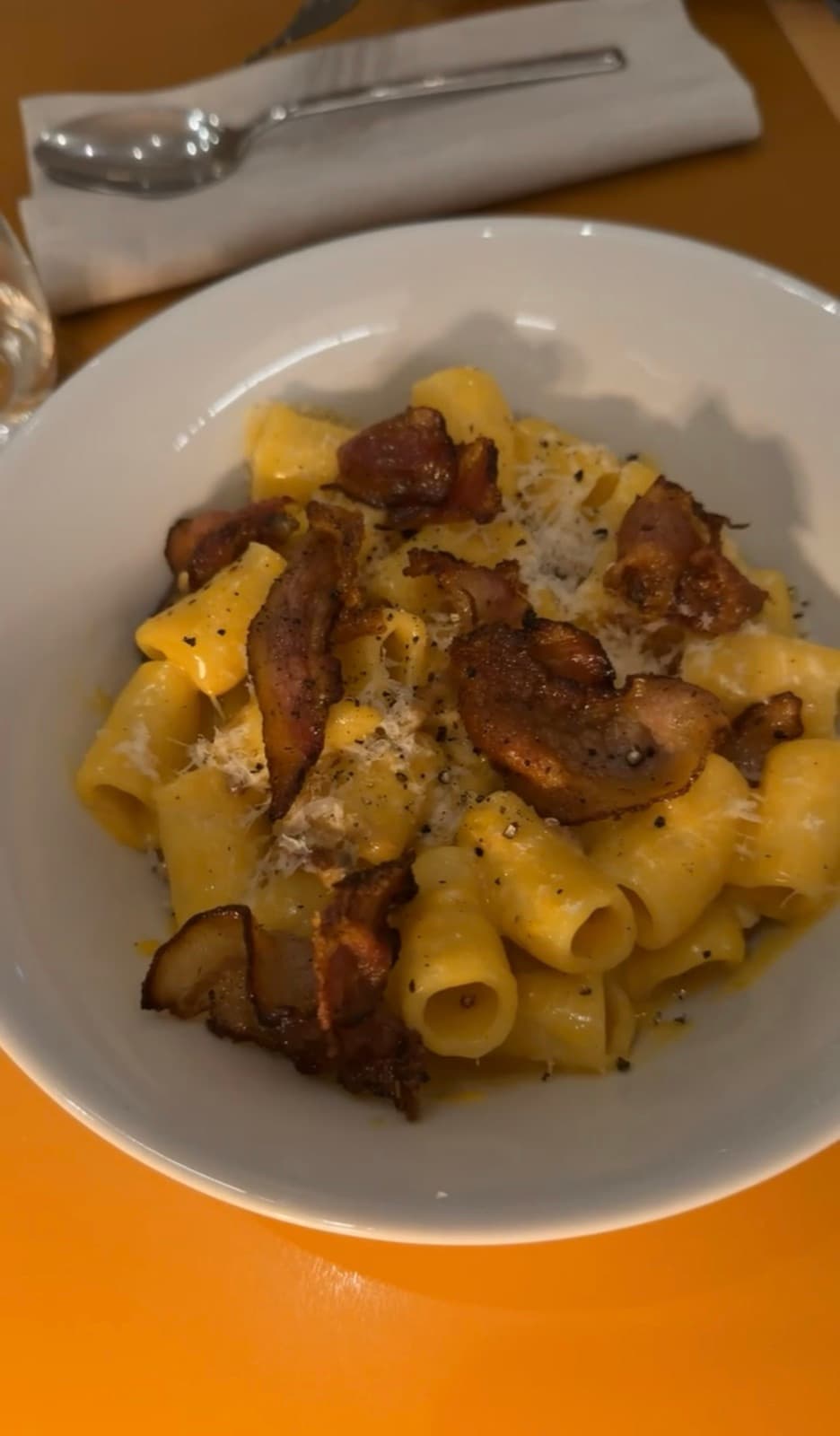 Plato de pastas servido en la mesa