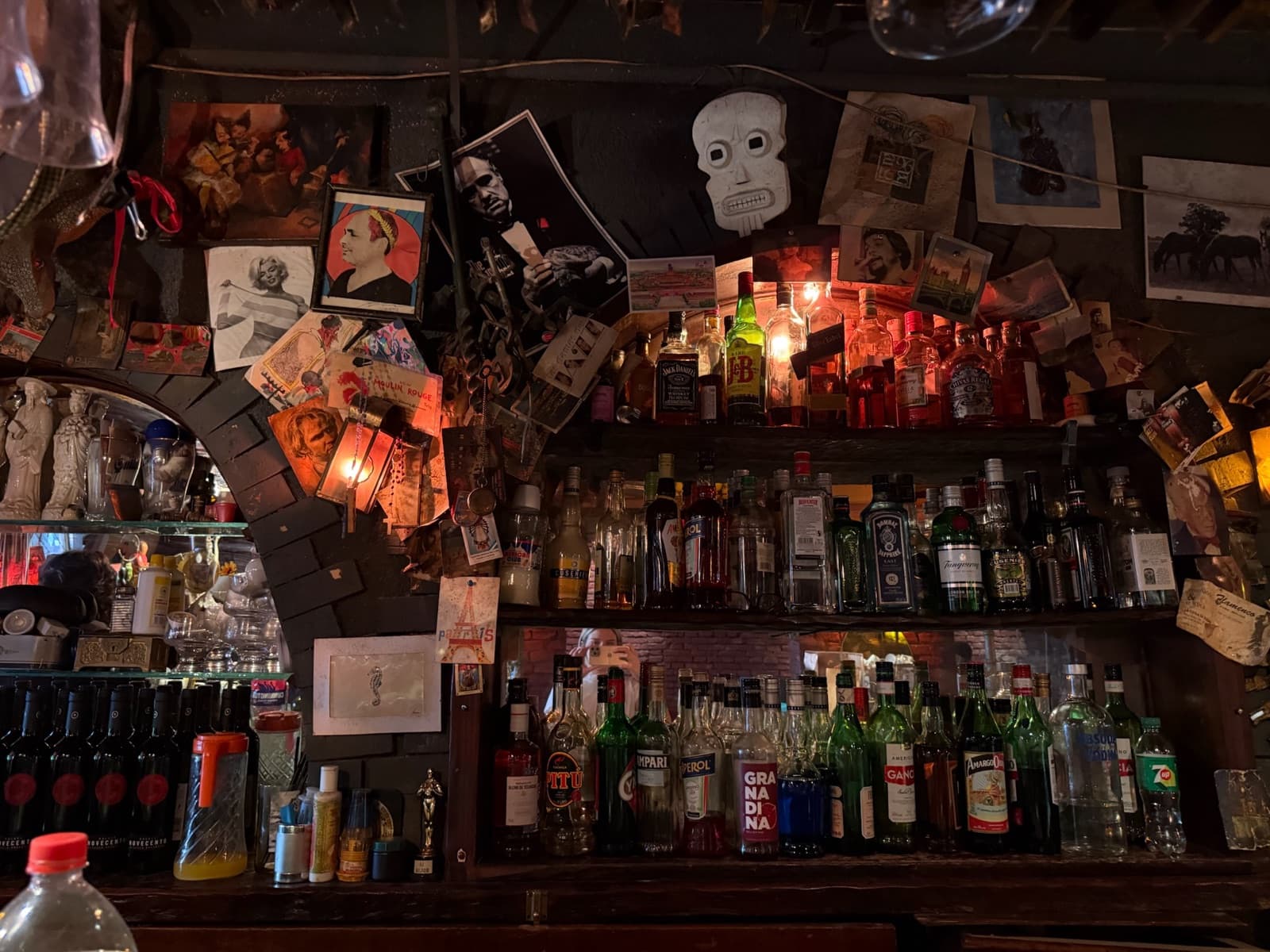 Estantería de botellas en la barra de un bar porteño