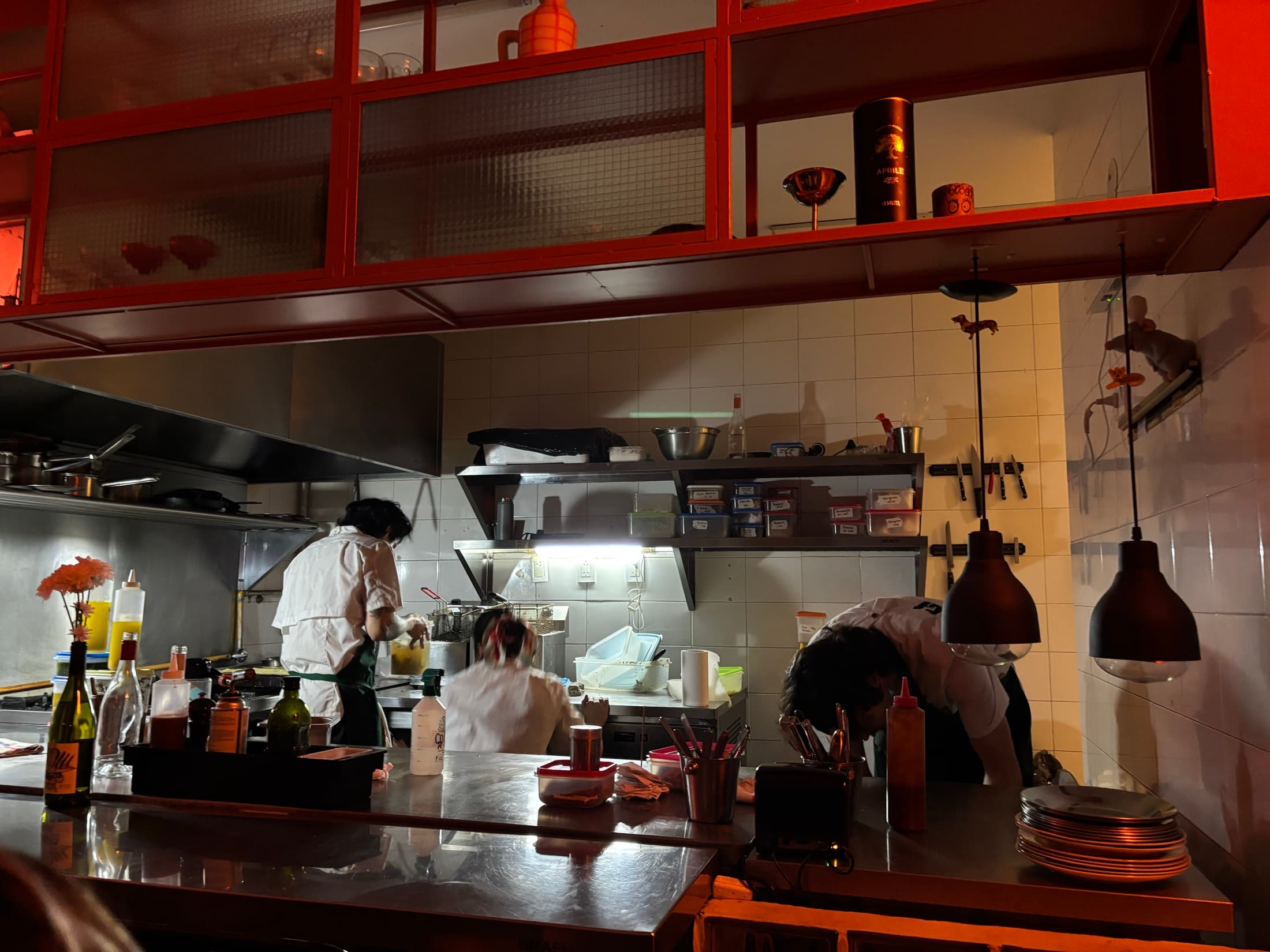 Cocina abierta de un restaurante porteño con luz cálida